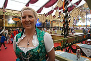Nadine Löwenthal ist Wirtin im Humoristischen Velodrom, wo es seit 2014 auch Bier und leckere Speisen gibt (Foto: Martin Schmitz)
